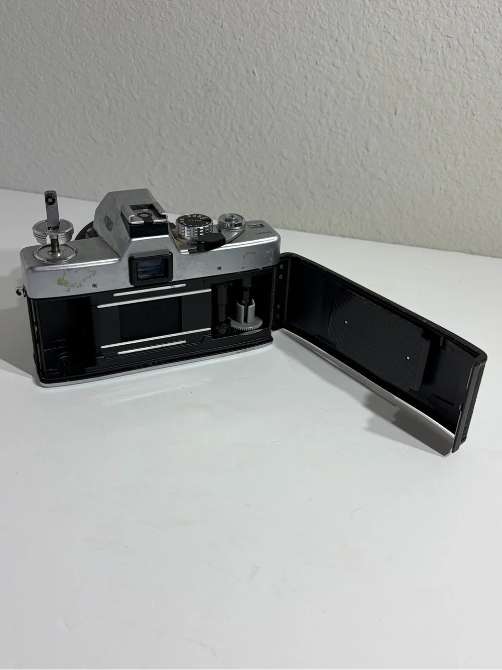 Vintage Minolta SR-T 201 35mm Film Camera with MD Rokkor-X 50mm Lens
